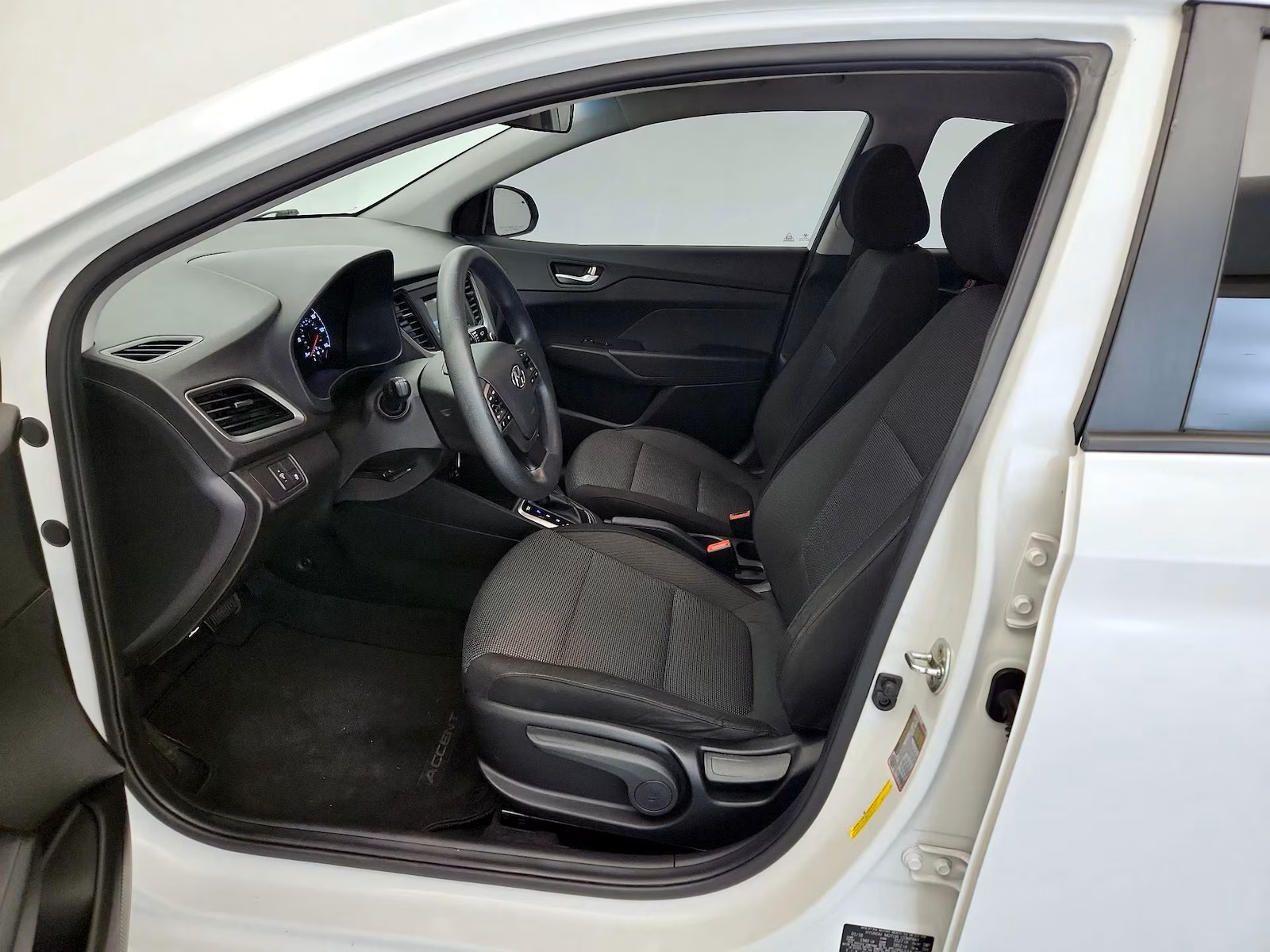 Hyundai Accent SE 2018 $102,000.00 - Imagen 9